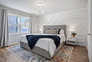 4 chambres, bureau, fer et planche à repasser, lit de bébé portatif