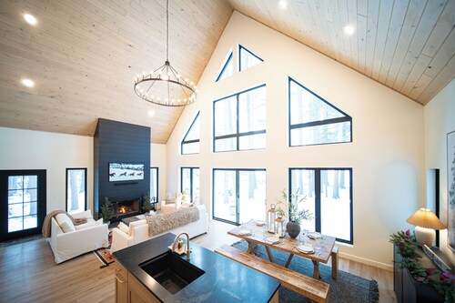3 BR l Lakefront Cabin l Skiing I Snowmobiling