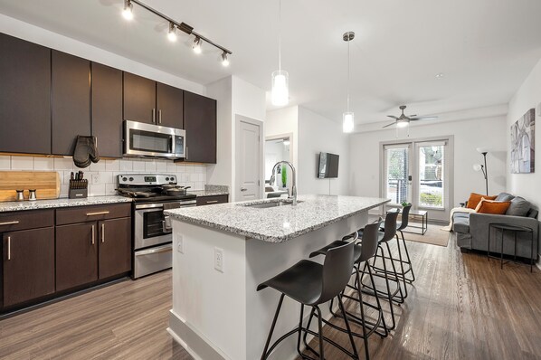 Fridge, microwave, oven, stovetop - Pet-friendly King Suite in Midtown Atlanta (Atlanta)