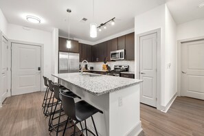 Fridge, microwave, oven, stovetop - Pet-friendly King Suite in Midtown Atlanta (Atlanta)