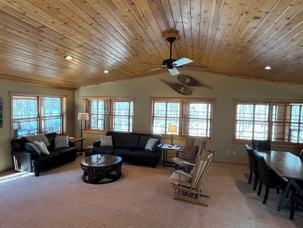 Smart TV, chimenea, videojuegos y futbolito 