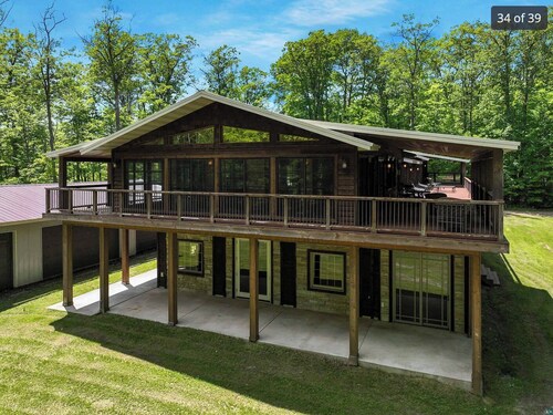 Family friendly home for quiet retreats. 6 bed lodge on quiet lake near trails