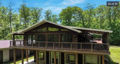 Family friendly home for quiet retreats. 6 bed lodge on quiet lake near trails