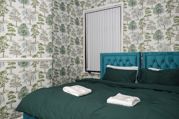 4 bedrooms, iron/ironing board, WiFi, bed sheets