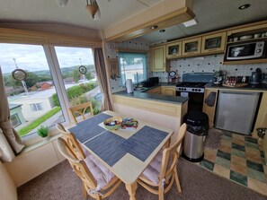 Fridge, microwave, oven, stovetop - 2 Bed Caravan - Sleeps 6 - Pets - Pool - Parking (Aberystwyth)