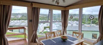 CaravanSleeps6-Parking-Pool-Mountain-PetsOk