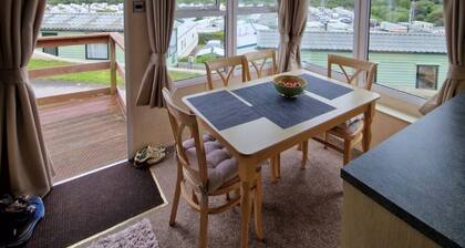 CaravanSleeps6-Parking-Pool-Mountain-PetsOk