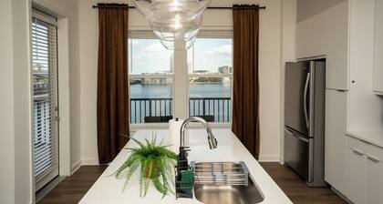 Luxury Condo, Breathtaking Riverfront Views