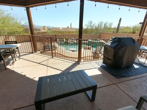 Outdoor dining - Desert Hills Fun Home! Pool/Spa/6Bedroom/8Bed/Movie Theater Sleeps 15 people (Tucson)