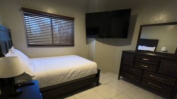 6 Schlafzimmer, Schreibtisch, Bügeleisen/Bügelbrett, Reisekinderbett