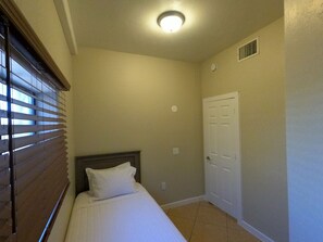 6 habitaciones, escritorio y tabla de planchar con plancha