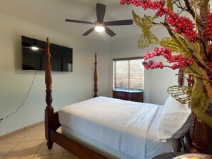 6 bedrooms, desk, iron/ironing board, travel cot - Desert Hills Fun Home! Pool/Spa/6Bedroom/8Bed/Movie Theater Sleeps 15 people (Tucson)