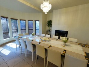 Dining - Desert Hills Fun Home! Pool/Spa/6Bedroom/8Bed/Movie Theater Sleeps 15 people (Tucson)