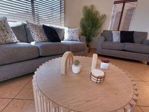 Smart TV, fireplace, video games - Desert Hills Fun Home! Pool/Spa/6Bedroom/8Bed/Movie Theater Sleeps 15 people (Tucson)