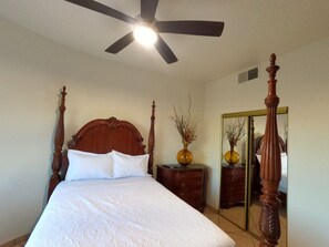 6 chambres, bureau, fer et planche à repasser, lit parapluie