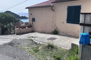 Property grounds - Only 450 meters from Cotoncello Beach, this apartment is located in an extraordinary setting, offering a stunning sea view and the perfect atmosphere for those seeking peace and relaxation.This part of the island remains wild and authentic, characterized (Sant'Andrea)