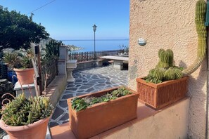 Unclassified image, 3 of 30, button