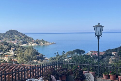 Only 450 meters from Cotoncello Beach, this apartment is located in an extraordinary setting, offering a stunning sea view and the perfect atmosphere for those seeking peace and relaxation.This part of the island remains wild and authentic, characterized