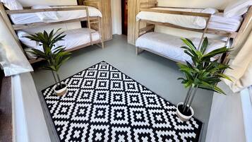 Sovsal - delat badrum | Memory foam-madrasser, mörkläggningsgardiner och gratis wi-fi