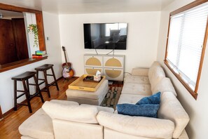 TV connectée, livres, écrans d'ordinateur