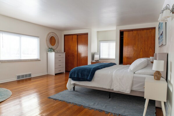 2 Schlafzimmer, Schreibtisch, Bügeleisen/Bügelbrett, Reisekinderbett