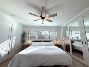 4 habitaciones, tabla de planchar con plancha y cuna de viaje