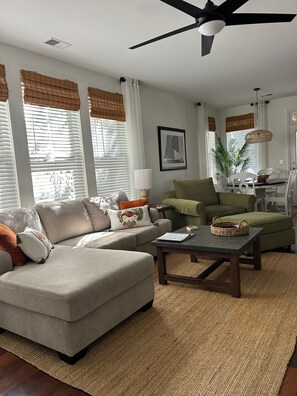 Smart TV, books - Charming townhome in the historic area of Bluffton-3 BR & outdoor private oasis! (Bluffton)