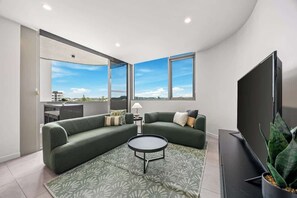 TV - Luxury Top Floor Apartment with Comfy King Beds, Rooftop Pool & Gym, City Views (East Brisbane)