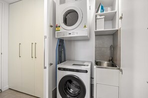 Interior - Luxury Top Floor Apartment with Comfy King Beds, Rooftop Pool & Gym, City Views (East Brisbane)