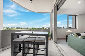 Interior - Luxury Top Floor Apartment with Comfy King Beds, Rooftop Pool & Gym, City Views (East Brisbane)