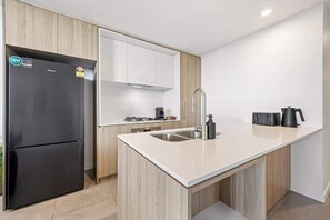 Microwave, oven, dishwasher, coffee/tea maker - Luxury Top Floor Apartment with Comfy King Beds, Rooftop Pool & Gym, City Views (East Brisbane)