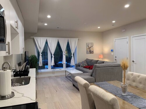 Chic 2-Bedroom apartment-Private Entrance & Wi-Fi