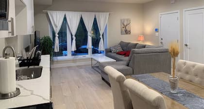 Chic 2-Bedroom apartment-Private Entrance & Wi-Fi