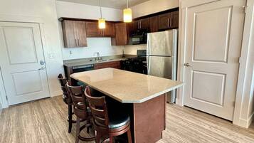 Coffee/tea maker, fridge, microwave, oven