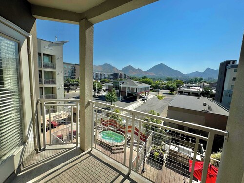 Downtown Condo with Incredible Mountain Views