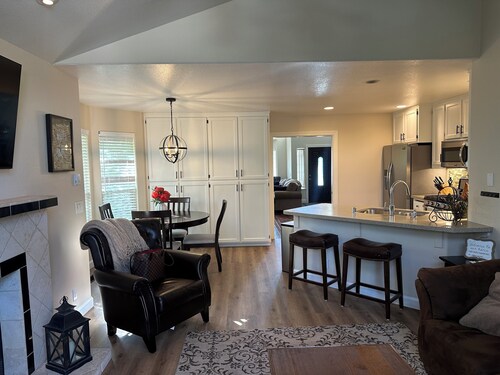 Charming 3-bedroom house in tranquil Sonoma with large backyard & hot tub