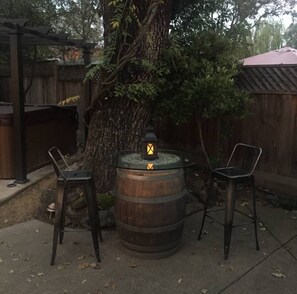 Terrace/patio - Charming 3-bedroom house in tranquil Sonoma with large backyard & hot tub (Sonoma)