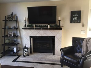Smart TV, fireplace