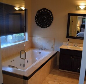 Sèche-cheveux, serviettes fournies, savon, shampoing