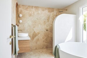 Toallas, jabón, shampoo, papel de baño 