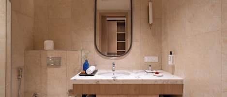 Un baño moderno con inodoro, lavabo y espejo.