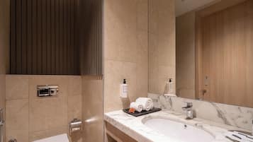 Boutique King | Bathroom | Shower, slippers, towels, soap