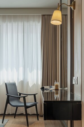 Boutique King | Minibar, tabla de planchar con plancha, wifi gratis