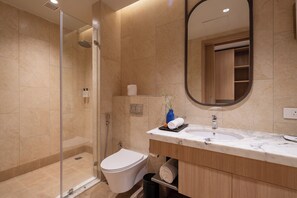 Boutique Twin | Baño | Ducha, zapatillas, toallas y jabón