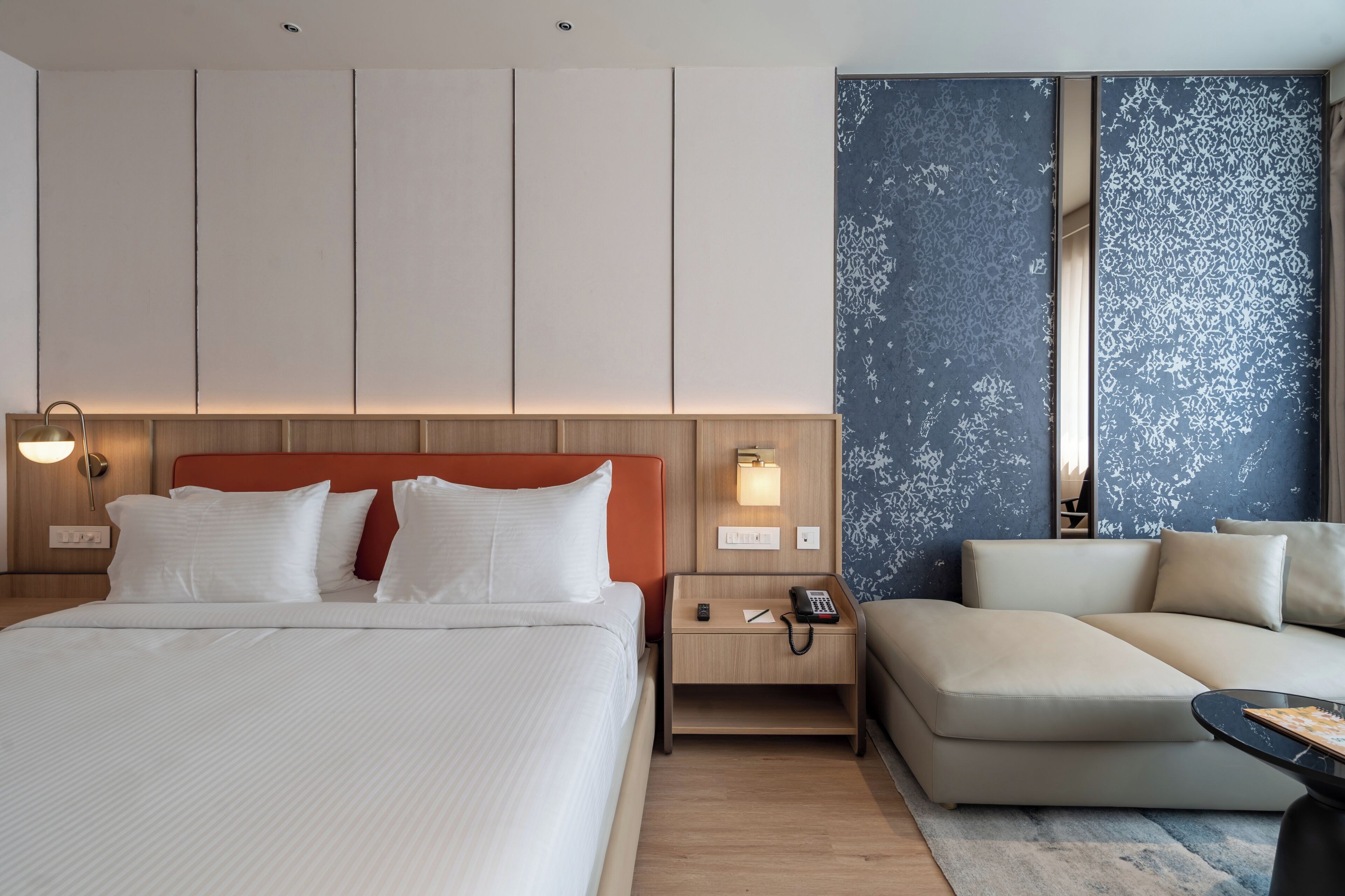 Minibar, tabla de planchar con plancha y wifi gratis 