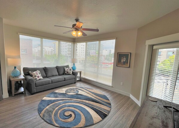 スマートテレビ、暖炉、書斎 / ワークスペース