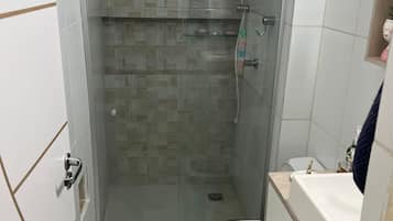 SĂšche-cheveux, serviettes fournies, papier toilette