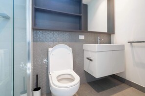Een douche, een haardroger, handdoeken