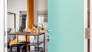 Réfrigérateur, micro-ondes, cafetière/bouilloire