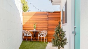 Terrace/patio - Sleek Luxury Studio with Patio, LAX & Beach Access (Los Angeles)